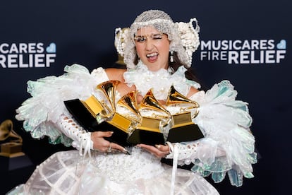 Sierra Ferrell posa en la sala de prensa tras ganar cuatro Grammys, este domingo en el Crypto.com Arena en Los Ángeles.