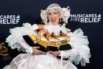 Sierra Ferrell posa en la sala de prensa tras ganar cuatro Grammys, este domingo en el Crypto.com Arena en Los ?ngeles.