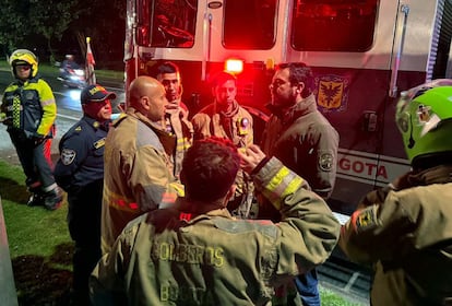 El alcalde de Bogotá, Carlos Fernando Galán, habla con bomberos durante los trabajos de rescate tras las inundaciones en el norte de Bogotá, este miércoles.