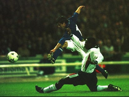 Zola durante el partido para la clasificación del Mundial de Francia' 98