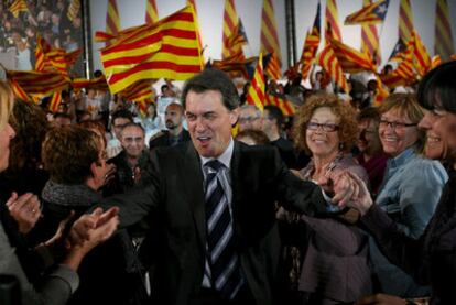 El candidato de CiU, Artur Mas, saluda a los asistentes a un mitin ayer en Tortosa.