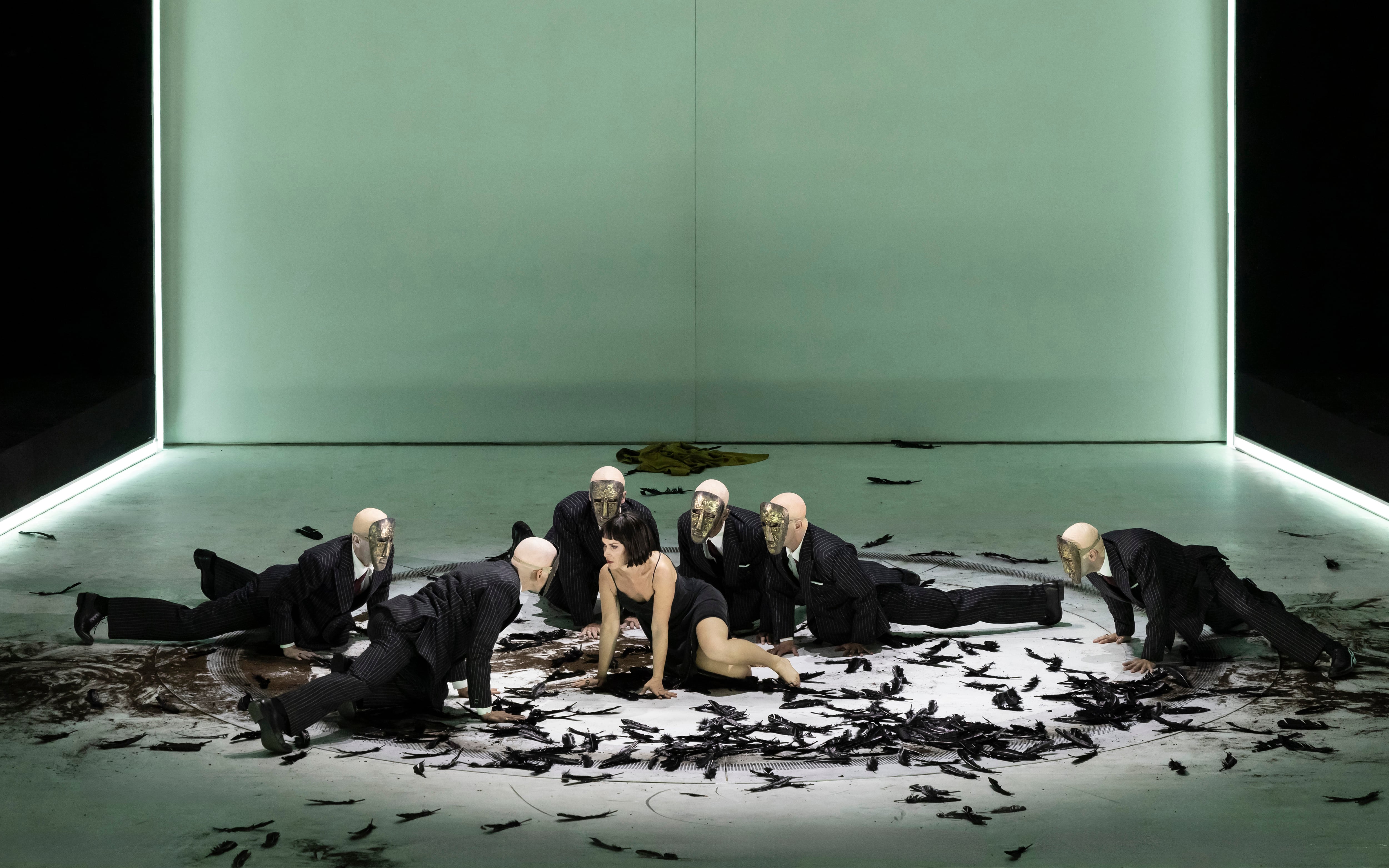 La soprano Vida Miknevičiūtė (Salome), rodeada de figurantes durante la ‘Danza de los siete velos’ de la ópera de Richard Strauss, el pasado 25 de abril en el Palau de Les Arts.