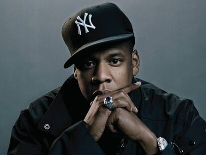El rapero estadounidense Jay-Z posa con una gorra del equipo de béisbol New York Yankees en una foto promocional.