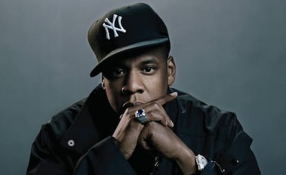 El rapero estadounidense Jay-Z posa con una gorra del equipo de béisbol New York Yankees en una foto promocional.