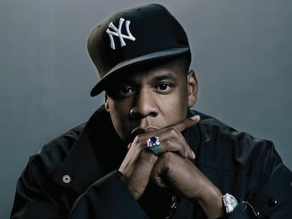 El rapero estadounidense Jay-Z posa con una gorra del equipo de béisbol New York Yankees en una foto promocional.