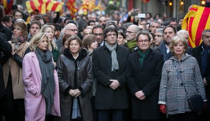 De izquierda a derecha: Joana Ortega, Carme Forcadell, Carles Puigdemont, Artur Mas e Irene Rigau.