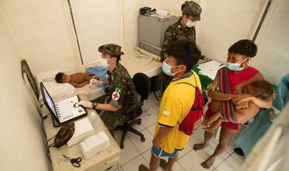 Integrantes del pueblo yanomami son atendidos por una brigada militar de salud este miércoles, en la región de Surucucu, municipio de Alto Alegre, estado Roraima (Brasil).