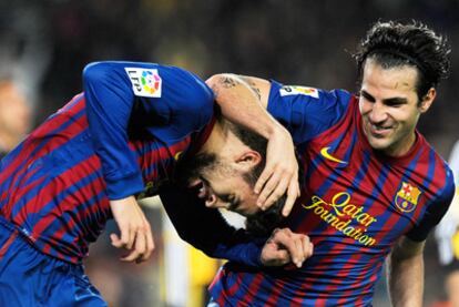 Cesc Fàbregas felicita a Piqué tras su gol.