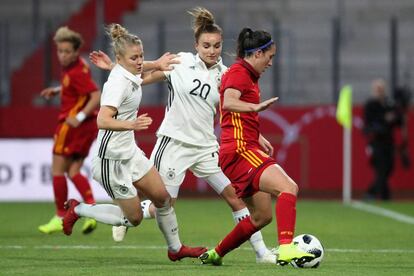 Leonie Maier y Lina Magull intentan quitarle el balón a Silvia Meseguer en el amistoso entre Alemania y España.