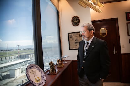 Carlos Velázquez Tiscareño en su oficina del AICM, en agosto de este año.