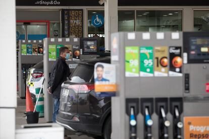 Varios conductores repostan en una gasolinera de Madrid a mediados de marzo.