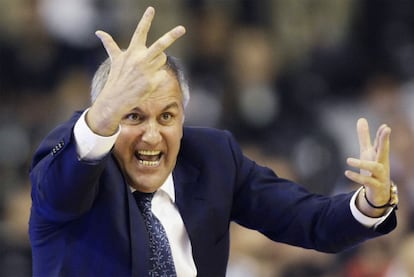 Zeljko Obradovic da instrucciones desde la banda durante la última final a cuatro de la Euroliga, disputada en Barcelona.