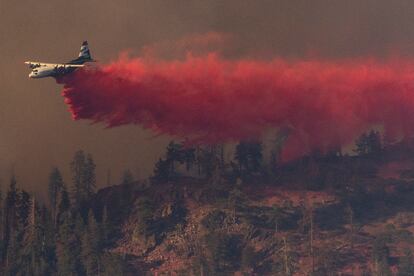 Un avión deja caer un retardante de fuego en la lucha contra el incendio forestal Washburn, sobre el parque nacional Yosemite (California), el 11 de julio.