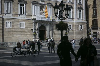 Una pancarta reclama la "libertad de los presos políticos y exiliados" en el balcón del Palau de la Generalitat. La Generalitat puede recurrir la decisión de la Junta Electoral Central en el Tribunal Supremo.