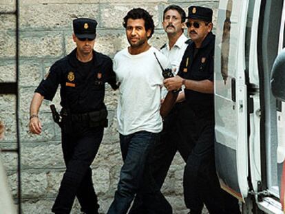 Bensakhria, presunto jefe de Al Qaeda, tras declarar en los juzgados de Benalúa (Alicante) en junio de 2000.