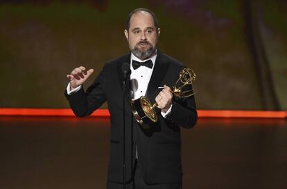 Craig Mazin, guionista de Chernobyl, acepta el premio a Mejor guion en una miniserie.