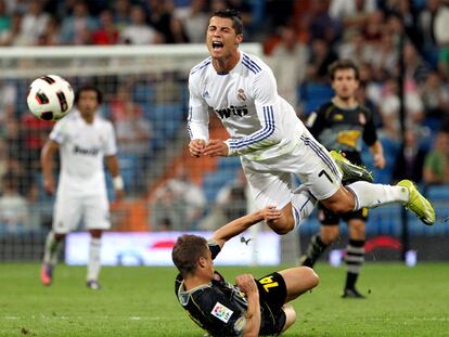 Cristiano Ronaldo se duele en el aire tras la entrada de Galán que le costó la expulsión, con roja directa, al central del Espanyol.