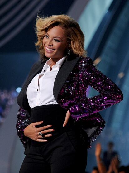 Cuando Instagram todavía no era una red social extendida entre las celebridades, Beyoncé decidió hacer público su embarazo de golpe ante una gran audiencia. Fue en la alfombra roja y durante su actuación en los MTV Video Music Awards, celebrado en Los Ángeles en agosto de 2011.
