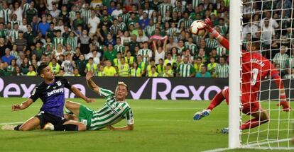 Cuéllar le hace un paradón a Joaquín.