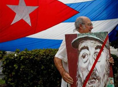 Un exiliado cubano se manifiesta en Miami con un cartel contra Fidel Castro.