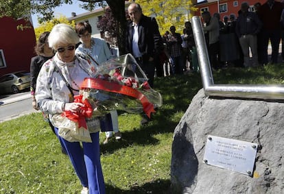 Mari Paz Artolazabal deposita unas flores ante el monolito dedicado a su esposo, José Luis López de Lacalle, asesinado por ETA en 2000.