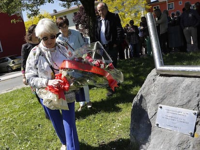 Mari Paz Artolazabal deposita unas flores ante el monolito dedicado a su esposo, José Luis López de Lacalle, asesinado por ETA en 2000.