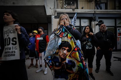 Admiradores de Diego Armando Maradona esperan frente a los tribunales, este martes.