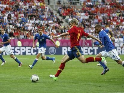 Torres intenta marcharse de De Rossi mientras Chiellini y Bonucci, a la izquierda, est&aacute;n a la espera