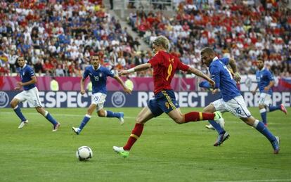 Torres intenta marcharse de De Rossi mientras Chiellini y Bonucci, a la izquierda, est&aacute;n a la espera