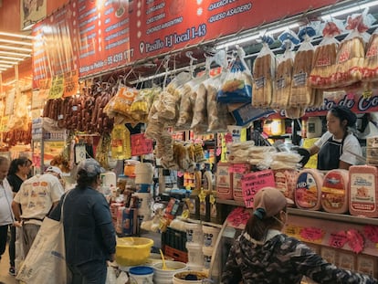 Compradores en un puesto de la Central de Abastos de Ciudad de México, el pasado 13 de junio.