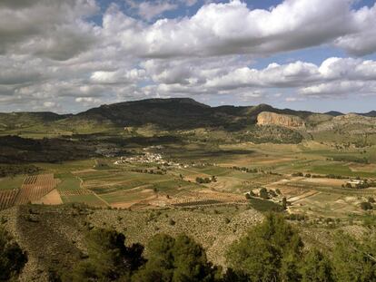 Peñarrubia (Albacete), en la sierra del Segura, con Roca Rubia a la derecha.