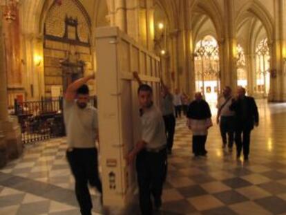 Traslado del cuadro 'El expolio' por la catedral de Toledo.