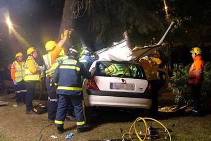 Bomberos rescatan al único ocupante, herido grave, del coche que chocó ayer contra un árbol de la Castellana.