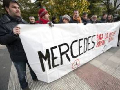 Concentración de trabajadores de Mercedes frente al Palacio de Justicia de Vitoria. EFE/Archivo