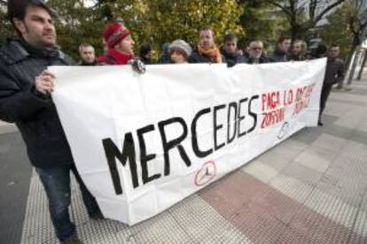 Concentración de trabajadores de Mercedes frente al Palacio de Justicia de Vitoria. EFE/Archivo