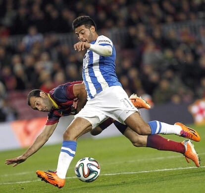 El mexicano Carlos Vela (d), de la Real Sociedad, controla el balón junto al argentino Javier Mascherano, del FC Barcelona, durante el encuentro de ida de la semifinal de la Copa del Rey que se disputa esta noche en el Camp Nou, en Barcelona.