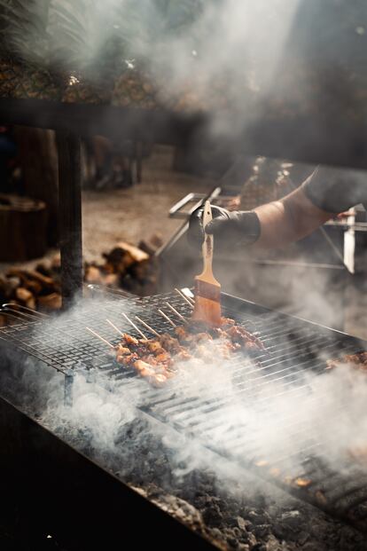Todos los platos que se sirven en el festival están hechos sobre brasas y parrillas.