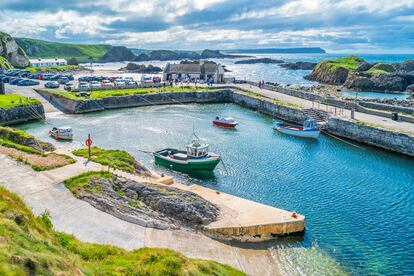 El puerto de la localidad norirlandesa de Ballintoy.