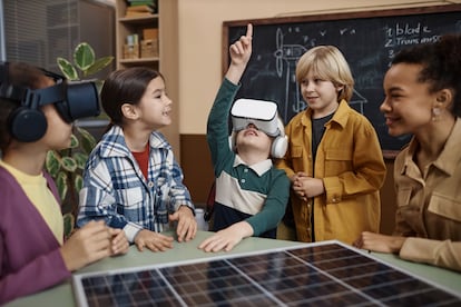 Un grupo de alumnos de Primaria durante una actividad gamificada, usando un set de realidad virtual y tecnología inmersiva.