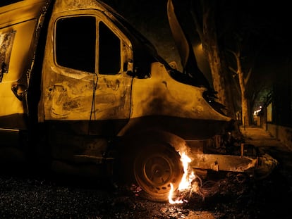 Restos de una camioneta incendiada durante los disturbios la noche del domingo en el suburbio parisino de Villeneuve-la-Garenne.