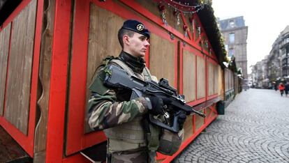 Un soldado monta guardia este miércoles cerca en las proximidades del lugar donde se produjo el ataque.