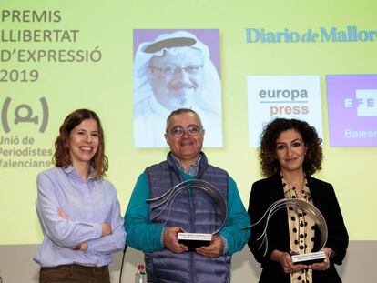 La presidenta de la Unió de Periodistes Valencians, Noa de la Torre (izquierda), junto a los periodistas de 'Diario de Mallorca', Kiko Mestre y de Europa Press, Antonia López. 