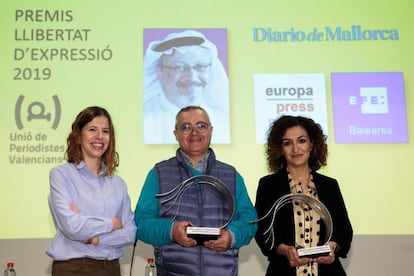 La presidenta de la Unió de Periodistes Valencians, Noa de la Torre (izquierda), junto a los periodistas de 'Diario de Mallorca', Kiko Mestre y de Europa Press, Antonia López.