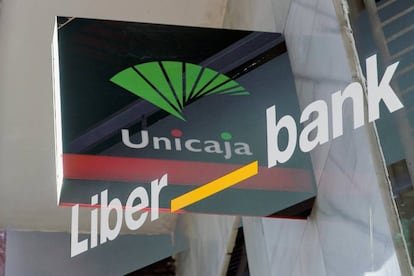 Doble exposición de los logotipos de las entidades Unicaja y Liberbank.