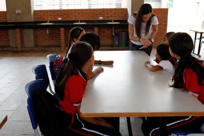 Ana Isabel Otero, directora de la ONG Comparte por una vida, conversa con un grupo de niños en Cúcuta (Colombia). La fundación se ha encargado de donar leche y complementos nutricionales a menores de 15 años en hospitales y albergues.