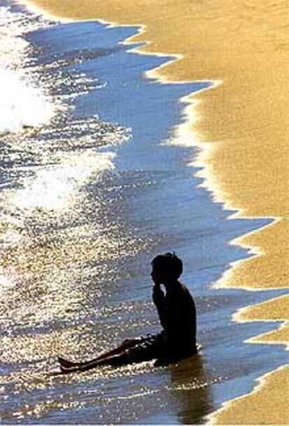 Un niño, ayer, en una playa de Barcelona.