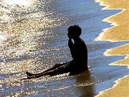 Un niño, ayer, en una playa de Barcelona.