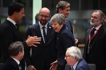 Theresa May se reune con otros ministros europeos y el Presidente de la Comisión Europea Jean-Claude Juncker, durante el primer día de la cumbre de los líderes europeos para debatir sobre el Brexit, en Bruselas.