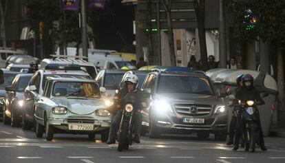 Un cotxe antic en un carrer de Barcelona.