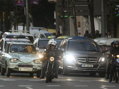 Un cotxe antic en un carrer de Barcelona.